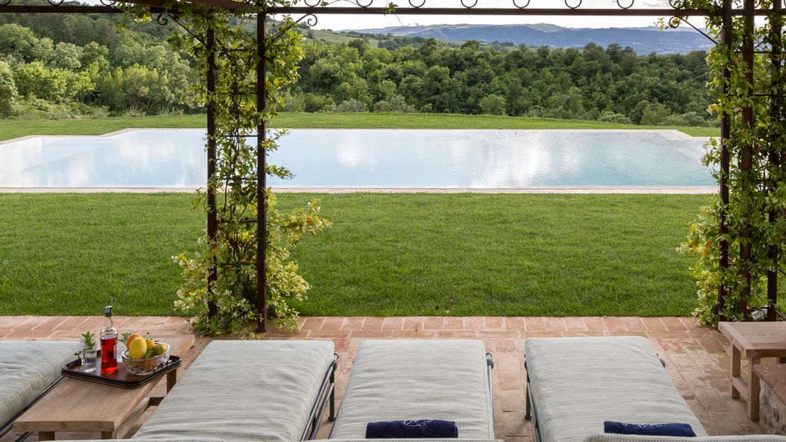 Sunbed area near the pool in Petroro di Todi